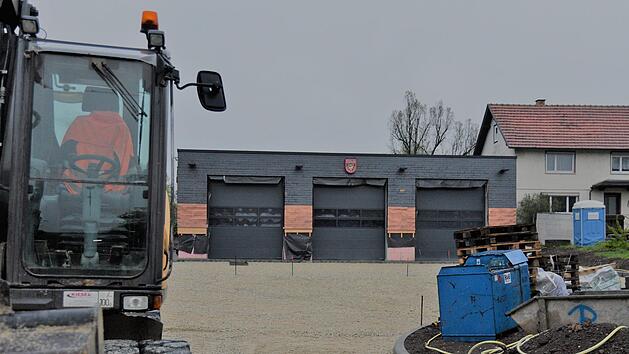 Das neue Feuerwehrgerätehaus in Niederfüllbach ist fast fertig,  jetzt müssen sich die Räte nur noch über die Außengestaltung einigen. Foto: Gabi Arnold
