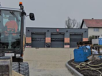Das neue Feuerwehrgerätehaus in Niederfüllbach ist fast fertig,  jetzt müssen sich die Räte nur noch über die Außengestaltung einigen. Foto: Gabi Arnold