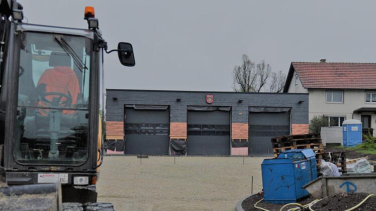 Das neue Feuerwehrgerätehaus in Niederfüllbach ist fast fertig,  jetzt müssen sich die Räte nur noch über die Außengestaltung einigen. Foto: Gabi Arnold