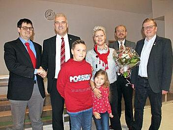 Timo Ehrhardt (Zweiter von links) kann auf die Unterstützung seiner Genossen und seiner Familie zählen. Im Bild von links: SPD-Ortsvorsitzender Lauenstein Mario Ziener, Sohn Lui, Tochter Lotta, Ehefrau Katja, SPD-Kreisvorsitzender Ralf Pohl und SPD-Ortsvorsitzender Hubert Bischoff  Foto: Veronika Schadeck