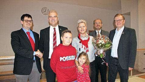 Timo Ehrhardt (Zweiter von links) kann auf die Unterstützung seiner Genossen und seiner Familie zählen. Im Bild von links: SPD-Ortsvorsitzender Lauenstein Mario Ziener, Sohn Lui, Tochter Lotta, Ehefrau Katja, SPD-Kreisvorsitzender Ralf Pohl und SPD-Ortsvorsitzender Hubert Bischoff  Foto: Veronika Schadeck
