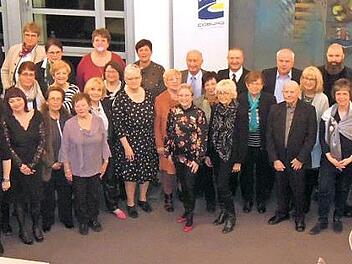 Diese große Gruppe von Ehrenamtlichen wurde mit Ehrenurkunden und der goldenen Ehrenamtskarten von Landrat Sebastian Straubel ausgezeichnet.  Foto: Edwin Meißinger