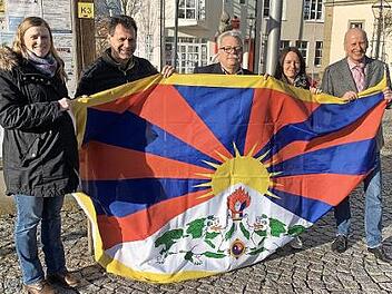 Die Knetzgauer mit der Tibet-Flagge am Rathaus  Foto: Gemeinde Knetzgau