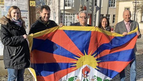 Die Knetzgauer mit der Tibet-Flagge am Rathaus  Foto: Gemeinde Knetzgau