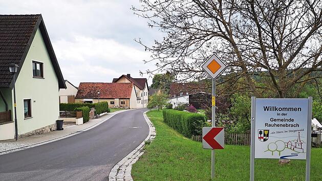 Willkommen f&uuml;hlen sich viele in Rauhenebrach. Baupl&auml;tze sind gefragt. Dabei mache man gar keine offensive Werbung, sagte B&uuml;rgermeister Matthias B&auml;uerlein in der Gemeinderatssitzung.  Foto: Sabine Weinbeer