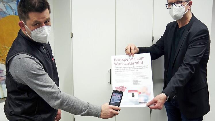 Auch über den QR-Code gelangt man zum Reservierungssystem, wie hier Ralf Schmidt (links) und Matthias Freund demonstrieren.