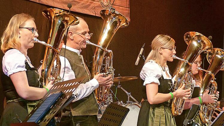 Die Musikkapelle Poppenhausen begeisterte das Oerlenbacher Publikum.
