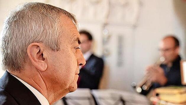 Georg Schäffner übernimmt den Part an der Orgel.