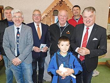 Der neunjährige Felix Bauer aus Creußen (vorne) züchtet arabische Trommeltauben und wurde bei der Bezirksschau zum Champion im Nachwuchsbereich gekürt. Dazu gratulierten (von links) der Gefügelvereinsvorsitzende Harald Kull, Bezirksvorsitzender An...
