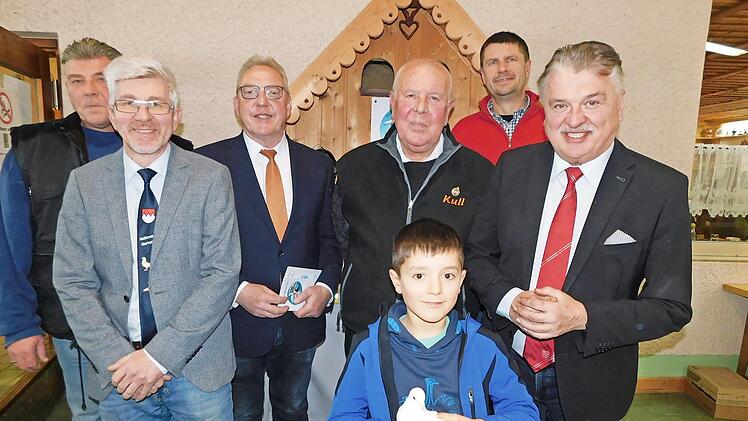 Der neunjährige Felix Bauer aus Creußen (vorne) züchtet arabische Trommeltauben und wurde bei der Bezirksschau zum Champion im Nachwuchsbereich gekürt. Dazu gratulierten (von links) der Gefügelvereinsvorsitzende Harald Kull, Bezirksvorsitzender An...