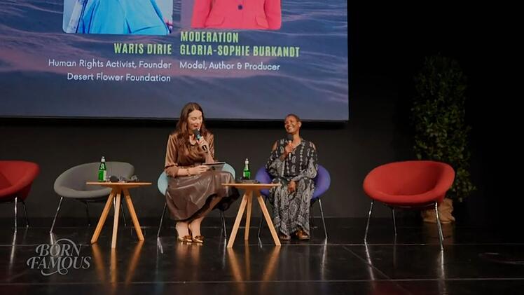 Zwischen Gloria-Sophie Burkandt (links) und ihrer Gespr&auml;chspartnerin Waris Dirie liegt Spannung in der Luft.