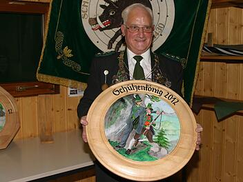 Schützenkönig Joseph Borschert mit seiner Scheibe