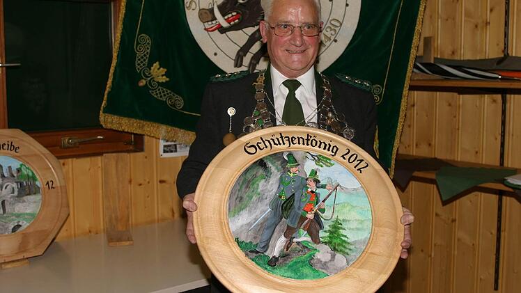 Schützenkönig Joseph Borschert mit seiner Scheibe