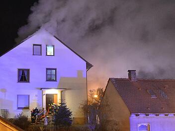 In der Nacht zum Dienstag hat es in Gaustadt (Bamberg) gebrannt. Ein Mann wurde leicht verletzt, es entstand Schaden von etwa 50.000 Euro. Fotos: Ronald Rinklef