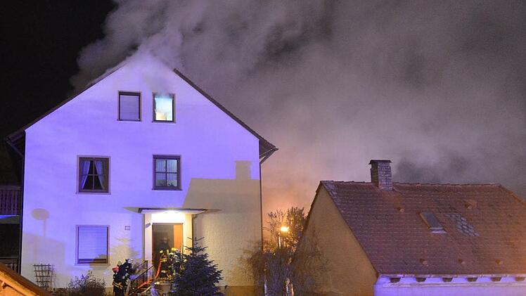 In der Nacht zum Dienstag hat es in Gaustadt (Bamberg) gebrannt. Ein Mann wurde leicht verletzt, es entstand Schaden von etwa 50.000 Euro. Fotos: Ronald Rinklef