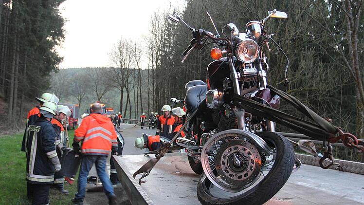 Auf der Bundesstraße 85 hat sich am spaeten Sonntagnachmittag (30.03.2014) zwischen Ruecksmuehle und Weissenbrunn ein schwerer Motorradunfall ereignet, bei dem 3 Personen schwer verletzt wurden. Nach Angaben der Polizei kam ein Motorradfahrer zu weit nach links und erwischte ein ihm entgegenfahrendes Motorrad mit einen verheirateten Paerchen. Drei Rettungshubschrauber waren im Einsatz, ausserdem Feuerwehr, BRK und THW. Zur genauen Klaerung der Unfallursache wurde ein Sachverstaendiger hinzuge...
