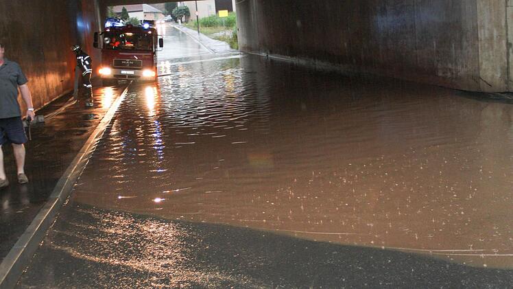 Die Feuerwehr pumpt eine Unterführung zwischen Steinach und Stadeln aus. Foto: News5 / Klein