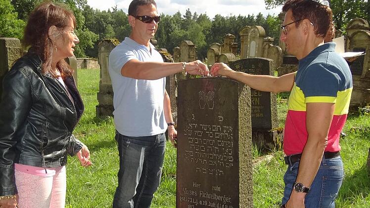 Auch den jüdischen Friedhof haben die amerikanischen Nachfahren der Familie Fichtelberger in Ermerhausen besucht. Asl Symbol, dass sie da waren, haben die auf die Grabsteine ihrer Familienangehörigen Steine abgelegt.