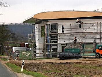 Das imposante Design des Daches ist ein Hingucker: Am Ortsrand von Unterneuses entsteht ein Café mit rund 50 Plätzen. Foto: Matthias Einwag