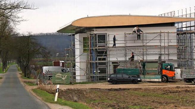 Das imposante Design des Daches ist ein Hingucker: Am Ortsrand von Unterneuses entsteht ein Café mit rund 50 Plätzen. Foto: Matthias Einwag