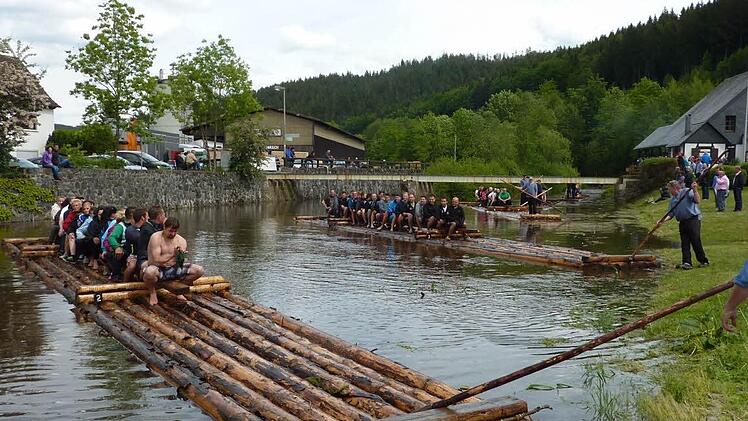 Hochbetrieb herrschte nach der Floßfahrt an der Floßlände.  Foto: Gerd Fleischmann