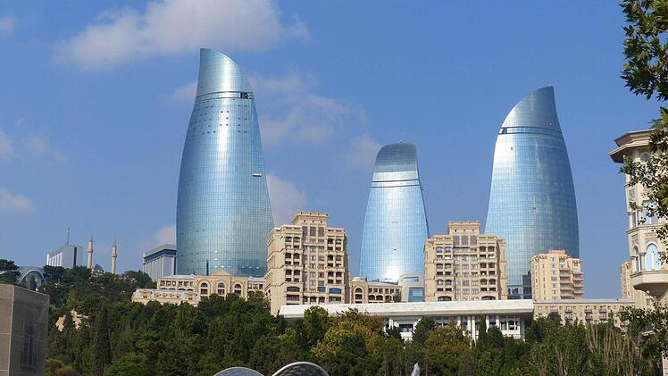 Öl und Gas machen es möglich: Baku ist eine moderne Stadt westlichen Stils mit einer beeindruckenden Skyline. Foto: Manfred Wagner