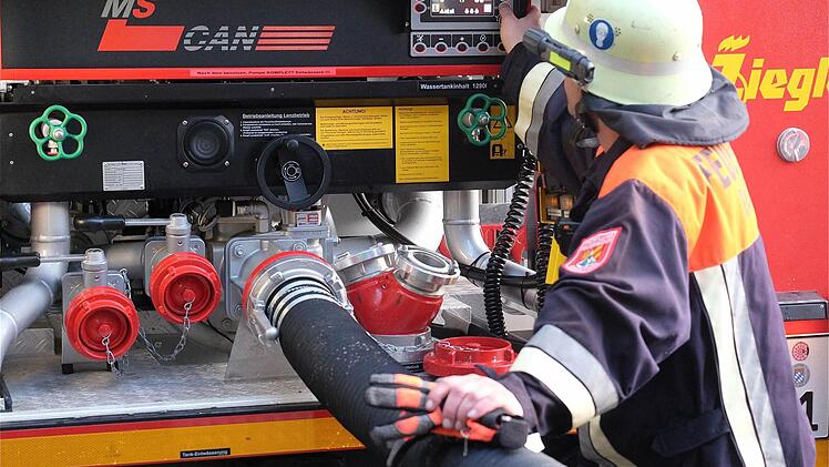 Eindrücke von der Feuerwehrübung in Sulzthal. Foto: Gerd Schaar