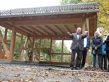 Architekt Horst-Dieter Göhring erläutert Thomas Büchner (verdeckt), Christine Schirmer und Elke Protzmann (von links), wie er sich die Gestaltung des Boderndorfer Dorfplatzes künftig vorstellt. Foto: Berthold Köhler
