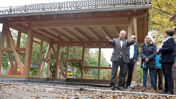 Architekt Horst-Dieter Göhring erläutert Thomas Büchner (verdeckt), Christine Schirmer und Elke Protzmann (von links), wie er sich die Gestaltung des Boderndorfer Dorfplatzes künftig vorstellt. Foto: Berthold Köhler