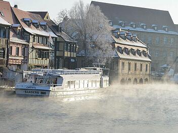 Dieses Bild hat unser Fotograf Ronald Rinklef am frühen Freitagmorgen gemacht. In der kalten Luft stieg Dampf von der Regnitz auf.