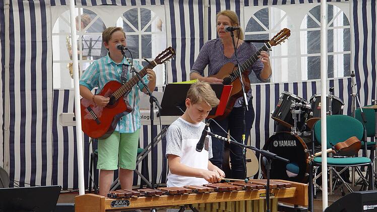 Die Schülerinnen und Schüler der August Kömpel Musikschule e.V. Bad Brückenau zeigten auf dem Marktplatz ihr Können.  Foto: Brigitta Kempe-Wolf