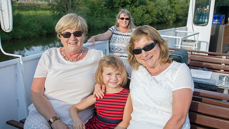 "Oma, ich pack" gleich meine Koffer", sagte Vroni (Mitte), als sie von ihrer Oma Annette Sahlender aus Haßfurt (links) zur Schifffahrt auf dem Main eingeladen wurde. Mit im Bild Maria Brasch aus Untertheres.