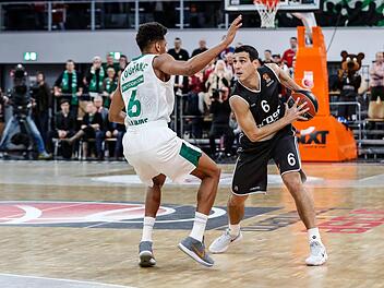 Auch in Bedrängnis - hier gegen Axel Toupane - hat Nikos Zisis (mit Ball) immer den Blick für den freien Mitspieler. In seinen 299 Partien bisher verteilte er 858 Assists und belegt Rang 7 der Euroleague. Foto: D. Löb