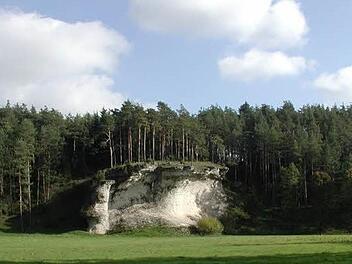 Der Schwalbenstein - ein markantes Felsdach bei Schirradorf.Foto: BR-Archiv