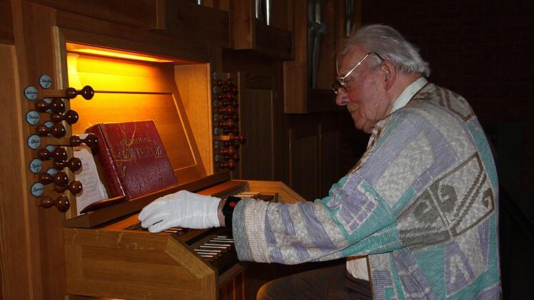 Alfons Zeis an der Orgel der Heilig-Geist-Kirche in LichteneicheFoto: Marcel Terillo