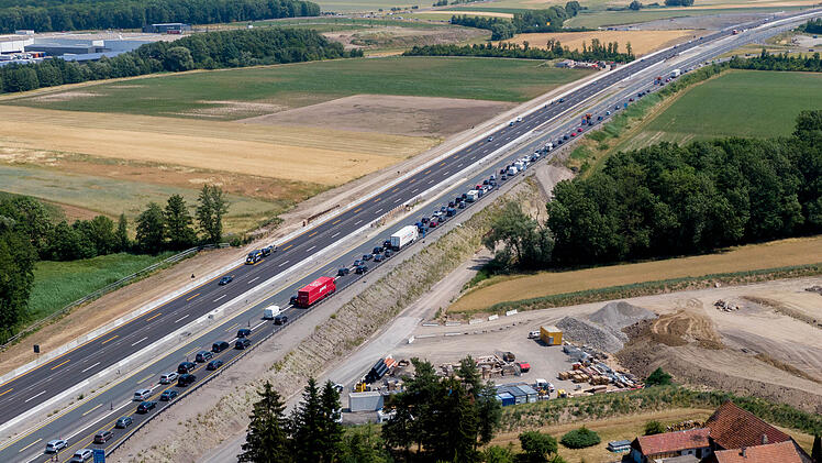 Nach Unfall auf der A3: Zahlreiche Autofahrer stecken in kilometerlangen Stau fest