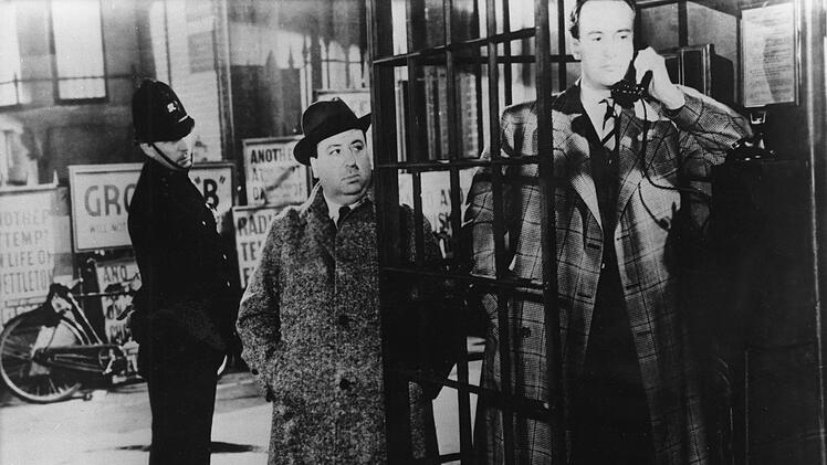 Ein Hitchcock-Film ohne Cameo-Auftritt des Meisters? Undenkbar! In 40 seiner 54 noch existierenden Filme war der Regisseur kurz im Bild zu sehen - wie hier in "Rebecca" (Hitchcock in der Mitte)