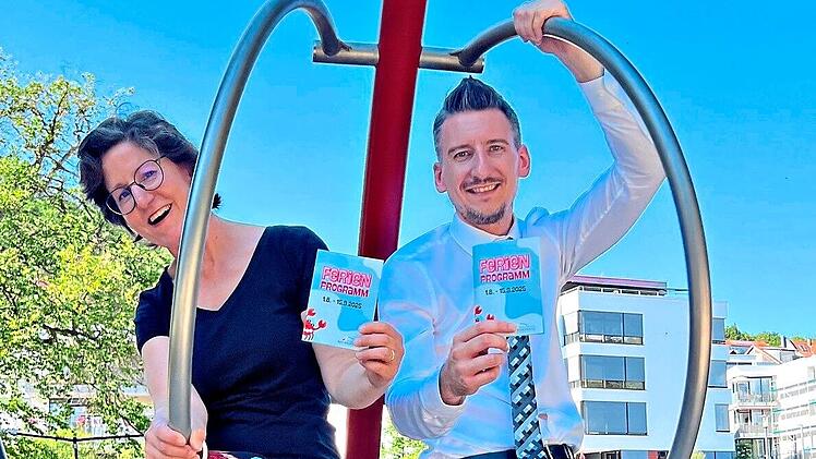 B&uuml;rgermeister Jan Marberg und Kulturamtsleiterin Michaela Queck pr&auml;sentieren das Ferienprogramm.  Ida Queck