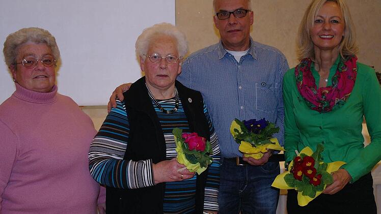 Die Bronzene Ehrennadel erhielten von der Vorsitzenden Irmgard Prucha (von links): Rita Bauer für 15 Jahre Mitgliedschaft sowie Wilhelm Roth und Brigitte Roth für 20-jährige Mitgliedschaft.
