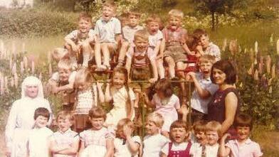 1966 wurde dieses Foto von den "großen" Kindern im Kindergarten gemacht. Links Schwester Dietfrieda und rechts Tante Sylvia - Sylvia Bayerkuhnlein.