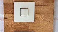 Aus der Not heraus hat Michael Bauerschmidt die rustikalen Lichtschalterverkleidungen kreiert. Foto: Sonja Adam