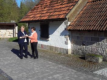 Lagebesprechung am Bad Brückenauer Backhäusle: Vor Ort diskutieren die neue Vorsitzende Monika Wiesner (links) und ihre Stellvertreterin Gabriele Friedrich die anstehenden Aufgaben des Obst- und Gartenbauvereins Bad Brückenau. Foto: Rolf Pralle