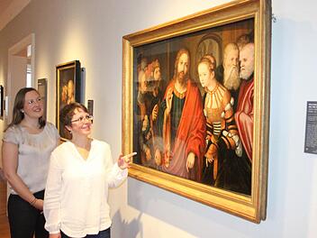 Sandra Bauer und Kerstin Löw (von links) weisen auf die "Cranach-Nights" hin. Dabei werden die Kunstwerke der Fränkischen Galerie in einem besonderen Licht erscheinen.  Foto: Friedwald Schedel