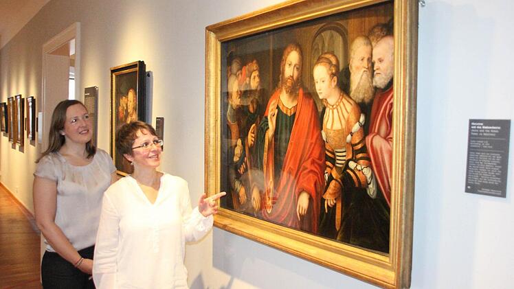 Sandra Bauer und Kerstin Löw (von links) weisen auf die "Cranach-Nights" hin. Dabei werden die Kunstwerke der Fränkischen Galerie in einem besonderen Licht erscheinen.  Foto: Friedwald Schedel