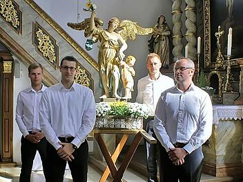 Ehrenvolle Aufgabe: Matthias Amann, Matthias Gründel, Klaus Merkel und Andreas Pechmann trugen die Statue des Erzengels. Foto: Neubecker