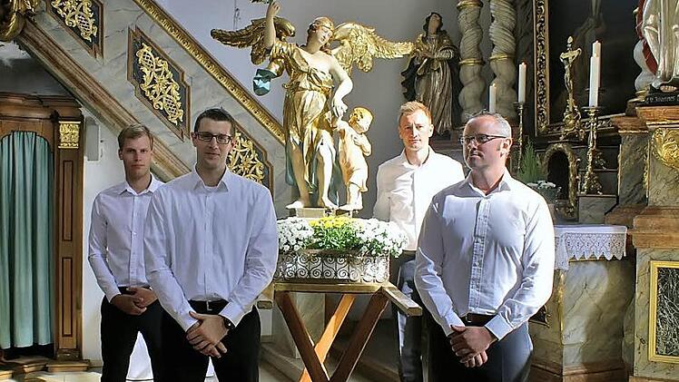 Ehrenvolle Aufgabe: Matthias Amann, Matthias Gründel, Klaus Merkel und Andreas Pechmann trugen die Statue des Erzengels. Foto: Neubecker