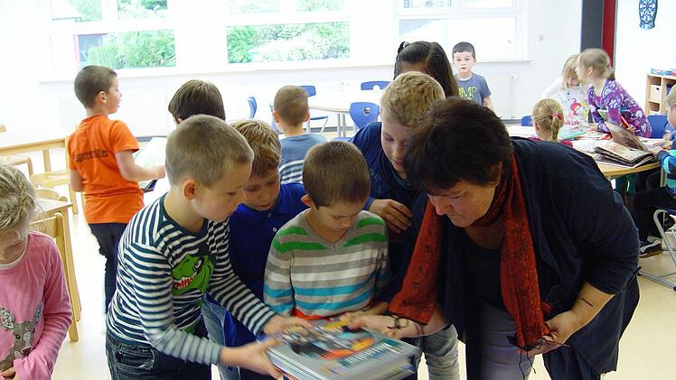 Die Bücher werden verteilt. Foto: Brigitta Kempe-Wolf