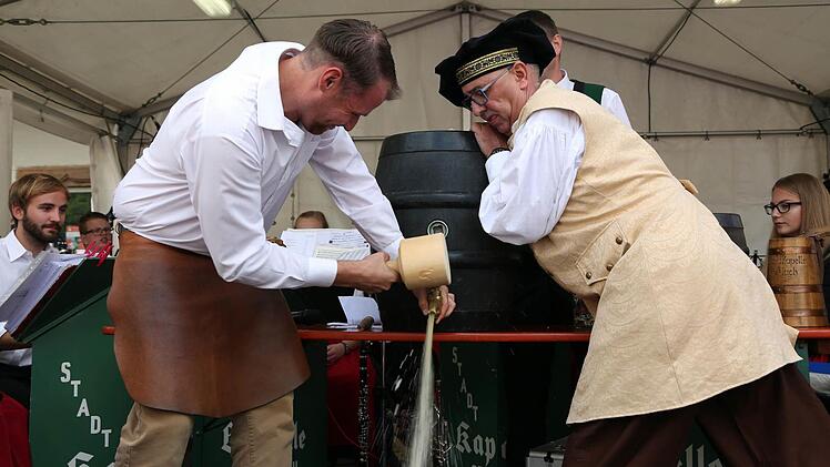 Nachdem er zuvor seinem Amtskollegen Tobias Ehrlicher aus Bad Rodach eine Lehrstunde in Sachen Bieranstich erteilt hatte, kam auch Seßlachs Bürgermeister Martin Mittag (links), hier unterstützt durch seinen Stellvertreter Wolfgang Pfister, nicht trocken durch davon.