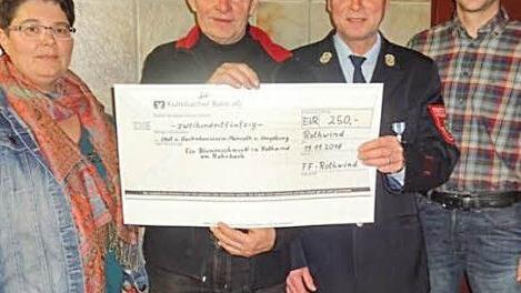 Bei der Spendenübergabe: Kassiererin Petra Trapper und Vorsitzender Dietmar Laude vom OGV Mainroth sowie Vorsitzender Stefan Friedrich von der Feuerwehr Rothwind-Fassoldshof und Bürgermeister Robert Bosch Foto: Dietmar Laude