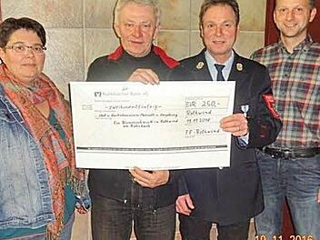 Bei der Spenden&uuml;bergabe: Kassiererin Petra Trapper und Vorsitzender Dietmar Laude vom OGV Mainroth sowie Vorsitzender Stefan Friedrich von der Feuerwehr Rothwind-Fassoldshof und B&uuml;rgermeister Robert Bosch Foto: Dietmar Laude